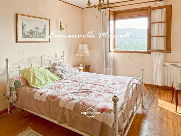 Maison de village à vendre avec 2 chambres, véranda et jardin à BAGNOLS EN FORET (83)