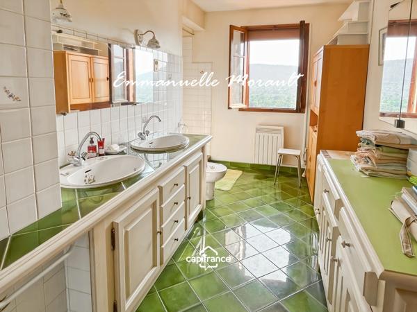 Maison de village à vendre avec 2 chambres, véranda et jardin à BAGNOLS EN FORET (83)