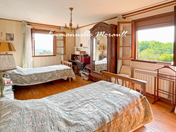 Maison de village à vendre avec 2 chambres, véranda et jardin à BAGNOLS EN FORET (83)
