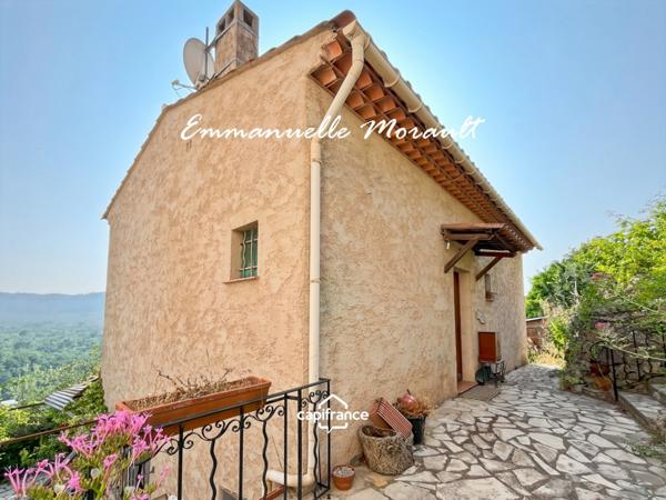 Maison de village à vendre avec 2 chambres, véranda et jardin à BAGNOLS EN FORET (83)