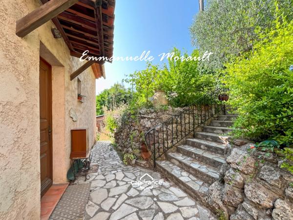 Maison de village à vendre avec 2 chambres, véranda et jardin à BAGNOLS EN FORET (83)