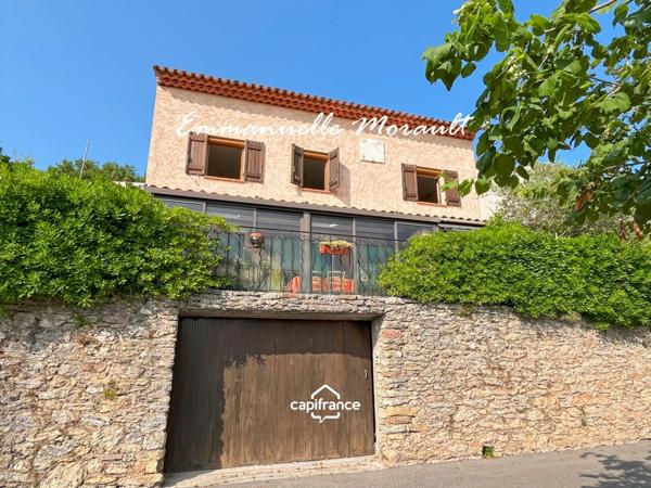 Maison de village à vendre avec 2 chambres, véranda et jardin à BAGNOLS EN FORET (83)