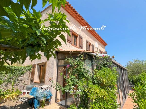 Maison de village à vendre avec 2 chambres, véranda et jardin à BAGNOLS EN FORET (83)