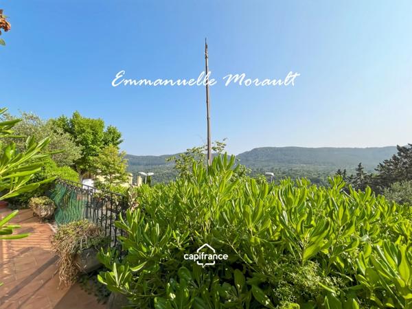 Maison de village à vendre avec 2 chambres, véranda et jardin à BAGNOLS EN FORET (83)
