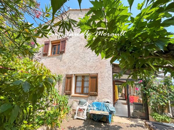 Maison de village à vendre avec 2 chambres, véranda et jardin à BAGNOLS EN FORET (83)