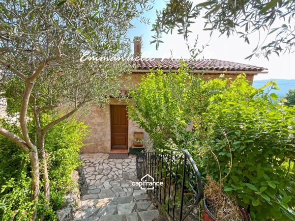 Maison de village à vendre avec 2 chambres, véranda et jardin à BAGNOLS EN FORET (83)