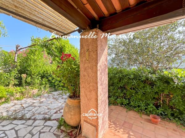 Maison de village à vendre avec 2 chambres, véranda et jardin à BAGNOLS EN FORET (83)