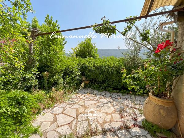 Maison de village à vendre avec 2 chambres, véranda et jardin à BAGNOLS EN FORET (83)