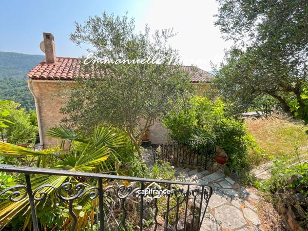 Maison de village à vendre avec 2 chambres, véranda et jardin à BAGNOLS EN FORET (83)