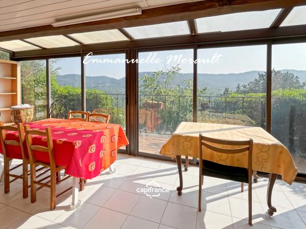 Maison de village à vendre avec 2 chambres, véranda et jardin à BAGNOLS EN FORET (83)