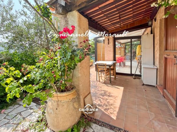 Maison de village à vendre avec 2 chambres, véranda et jardin à BAGNOLS EN FORET (83)
