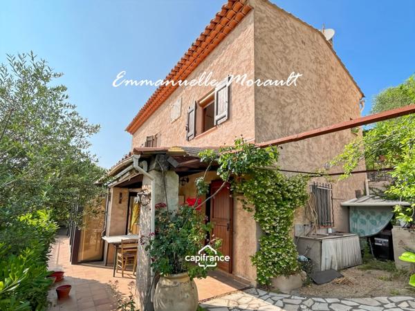 Maison de village à vendre avec 2 chambres, véranda et jardin à BAGNOLS EN FORET (83)