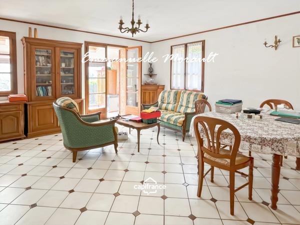Maison de village à vendre avec 2 chambres, véranda et jardin à BAGNOLS EN FORET (83)