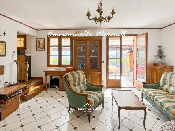 Maison de village à vendre avec 2 chambres, véranda et jardin à BAGNOLS EN FORET (83)