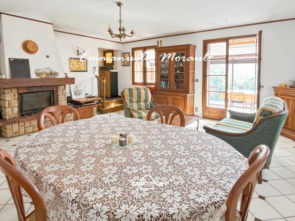 Maison de village à vendre avec 2 chambres, véranda et jardin à BAGNOLS EN FORET (83)