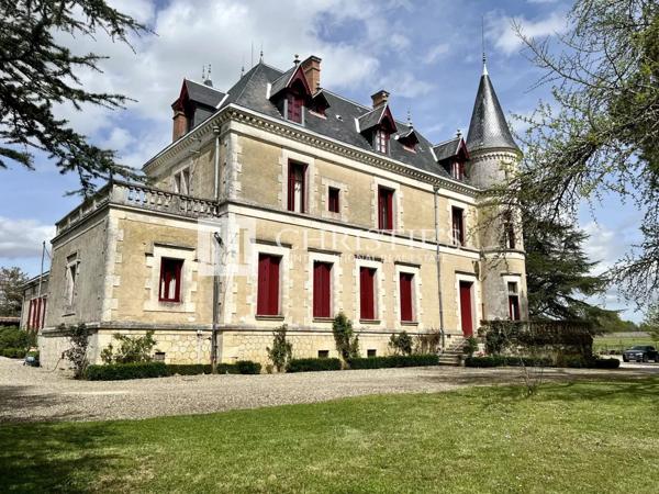 A vendre Château avec domaine et 74 hectares