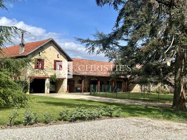A vendre Château avec domaine et 74 hectares