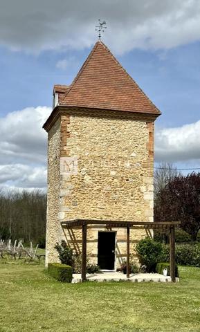 A vendre Château avec domaine et 74 hectares