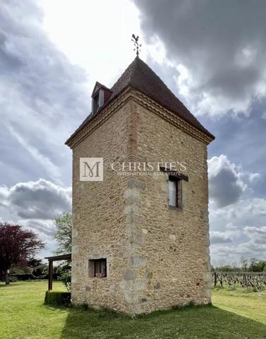 A vendre Château avec domaine et 74 hectares