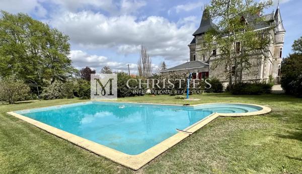 A vendre Château avec domaine et 74 hectares