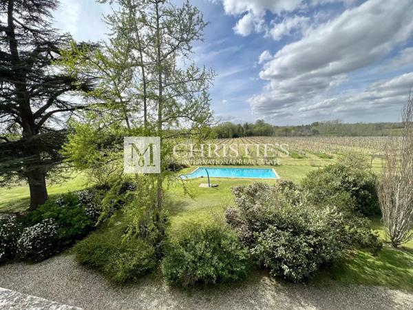 A vendre Château avec domaine et 74 hectares