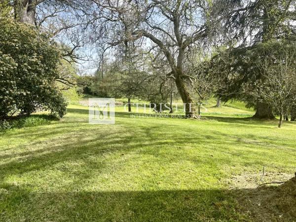 A vendre Château avec domaine et 74 hectares