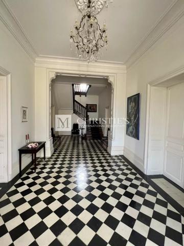 A vendre Château avec domaine et 74 hectares