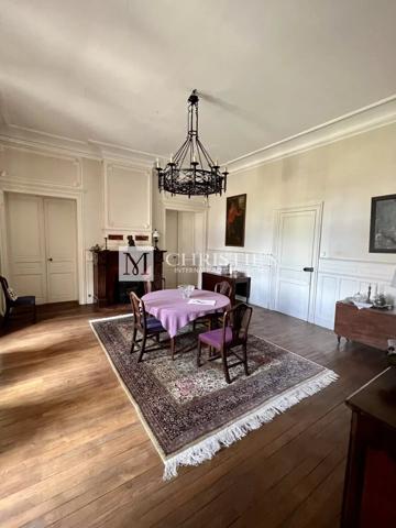 A vendre Château avec domaine et 74 hectares