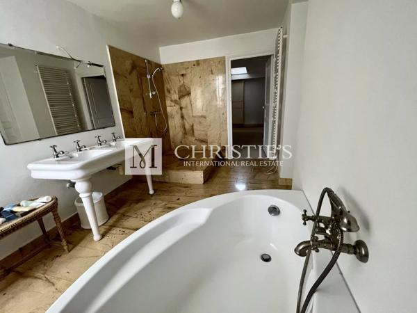 A vendre Château avec domaine et 74 hectares