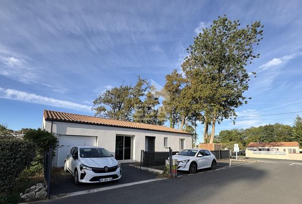 SAINT-GEORGES-DES-COTEAUX - Maison de plain-pied avec garage