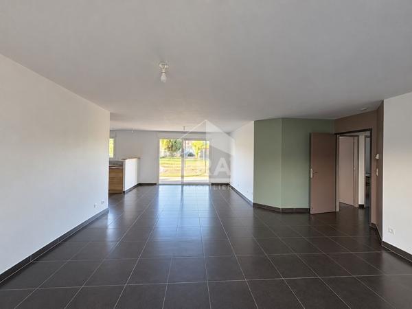 SAINT-GEORGES-DES-COTEAUX - Maison de plain-pied avec garage