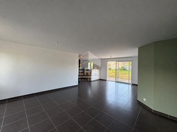 SAINT-GEORGES-DES-COTEAUX - Maison de plain-pied avec garage