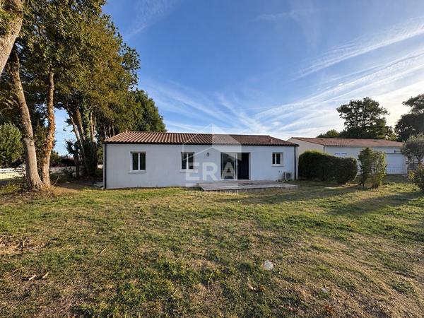 SAINT-GEORGES-DES-COTEAUX - Maison de plain-pied avec garage