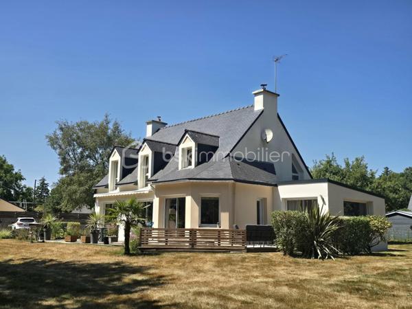 BSK IMMOBILIER – Alix Lagardère vous propose de découvrir cette magnifique maison familiale, construite en 2002, nichée dans un véritable écrin de verdure d'environ 5 500 m², à seulement 2 km du bourg de Languidic, une commune dynamique offrant toutes les commodités, écoles et commerces.

Dès l'entrée, vous serez séduits par une spacieuse pièce de vie baignée de lumière, grâce à ses nombreuses ouvertures sur le jardin. Elle accueille une cuisine aménagée et entièrement équipée, ouverte sur le séjour, agrémenté d'un poêle à bois. Le rez-de-chaussée comprend également une buanderie, un WC indépendant ainsi qu'une superbe suite parentale, récemment aménagée, offrant un dressing, une salle d'eau avec WC et un accès direct à la terrasse où vous profiterez d'un spa encastré, idéal pour des moments de détente en toute intimité.

À l'étage, l'espace nuit se compose de trois belles chambres, dont deux avec placards intégrés, d'une salle de bains, d'un WC indépendant ainsi que d'un grenier offrant un espace de rangement supplémentaire.

À l'extérieur, le charme opère immédiatement avec un magnifique parc arboré, véritable havre de paix, propice à la détente et aux loisirs. Vous bénéficierez également d'un garage, d'un double carport, d'un grand cabanon de jardin et d'une vaste terrasse parfaitement aménagée autour du spa.

Atout rare sur le secteur : le terrain est constructible et offre un fort potentiel d'aménagement. Il est notamment possible de détacher une parcelle d'environ 2 000 m², sous réserve des autorisations d'urbanisme en vigueur, permettant ainsi d'envisager un projet de construction, une revente de terrain ou un investissement patrimonial.

Une propriété rare sur le secteur, alliant confort, volumes, prestations de qualité et fort potentiel d'évolution. Une visite s'impose pour découvrir tous les atouts de ce bien d'exception !

Pour visiter et vous accompagner dans votre projet contactez Alix Lagardère !

Je réalise pour vous, gratuitement et sous 48h votre avis de valeur dans le cadre d’une succession ou de votre projet de vente ! Au plaisir de vous aider et vous accompagner personnellement dans votre projet immobilier !