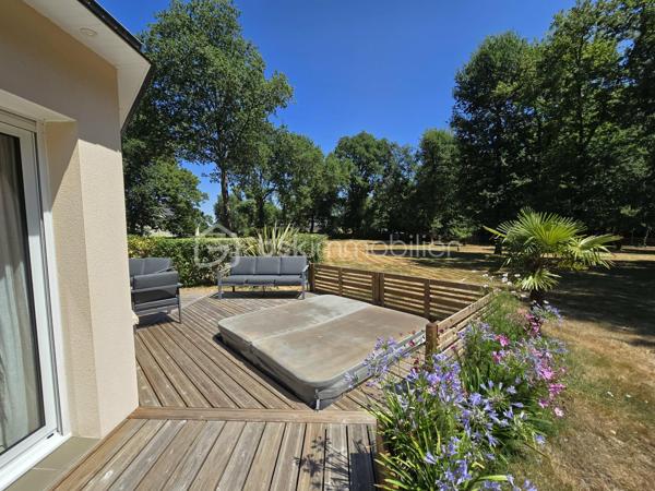 BSK IMMOBILIER – Alix Lagardère vous propose de découvrir cette magnifique maison familiale, construite en 2002, nichée dans un véritable écrin de verdure d'environ 5 500 m², à seulement 2 km du bourg de Languidic, une commune dynamique offrant toutes les commodités, écoles et commerces.

Dès l'entrée, vous serez séduits par une spacieuse pièce de vie baignée de lumière, grâce à ses nombreuses ouvertures sur le jardin. Elle accueille une cuisine aménagée et entièrement équipée, ouverte sur le séjour, agrémenté d'un poêle à bois. Le rez-de-chaussée comprend également une buanderie, un WC indépendant ainsi qu'une superbe suite parentale, récemment aménagée, offrant un dressing, une salle d'eau avec WC et un accès direct à la terrasse où vous profiterez d'un spa encastré, idéal pour des moments de détente en toute intimité.

À l'étage, l'espace nuit se compose de trois belles chambres, dont deux avec placards intégrés, d'une salle de bains, d'un WC indépendant ainsi que d'un grenier offrant un espace de rangement supplémentaire.

À l'extérieur, le charme opère immédiatement avec un magnifique parc arboré, véritable havre de paix, propice à la détente et aux loisirs. Vous bénéficierez également d'un garage, d'un double carport, d'un grand cabanon de jardin et d'une vaste terrasse parfaitement aménagée autour du spa.

Atout rare sur le secteur : le terrain est constructible et offre un fort potentiel d'aménagement. Il est notamment possible de détacher une parcelle d'environ 2 000 m², sous réserve des autorisations d'urbanisme en vigueur, permettant ainsi d'envisager un projet de construction, une revente de terrain ou un investissement patrimonial.

Une propriété rare sur le secteur, alliant confort, volumes, prestations de qualité et fort potentiel d'évolution. Une visite s'impose pour découvrir tous les atouts de ce bien d'exception !

Pour visiter et vous accompagner dans votre projet contactez Alix Lagardère !

Je réalise pour vous, gratuitement et sous 48h votre avis de valeur dans le cadre d’une succession ou de votre projet de vente ! Au plaisir de vous aider et vous accompagner personnellement dans votre projet immobilier !
