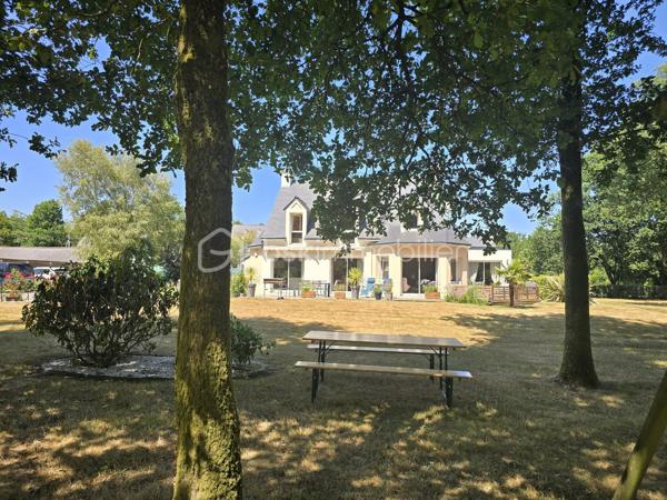 BSK IMMOBILIER – Alix Lagardère vous propose de découvrir cette magnifique maison familiale, construite en 2002, nichée dans un véritable écrin de verdure d'environ 5 500 m², à seulement 2 km du bourg de Languidic, une commune dynamique offrant toutes les commodités, écoles et commerces.

Dès l'entrée, vous serez séduits par une spacieuse pièce de vie baignée de lumière, grâce à ses nombreuses ouvertures sur le jardin. Elle accueille une cuisine aménagée et entièrement équipée, ouverte sur le séjour, agrémenté d'un poêle à bois. Le rez-de-chaussée comprend également une buanderie, un WC indépendant ainsi qu'une superbe suite parentale, récemment aménagée, offrant un dressing, une salle d'eau avec WC et un accès direct à la terrasse où vous profiterez d'un spa encastré, idéal pour des moments de détente en toute intimité.

À l'étage, l'espace nuit se compose de trois belles chambres, dont deux avec placards intégrés, d'une salle de bains, d'un WC indépendant ainsi que d'un grenier offrant un espace de rangement supplémentaire.

À l'extérieur, le charme opère immédiatement avec un magnifique parc arboré, véritable havre de paix, propice à la détente et aux loisirs. Vous bénéficierez également d'un garage, d'un double carport, d'un grand cabanon de jardin et d'une vaste terrasse parfaitement aménagée autour du spa.

Atout rare sur le secteur : le terrain est constructible et offre un fort potentiel d'aménagement. Il est notamment possible de détacher une parcelle d'environ 2 000 m², sous réserve des autorisations d'urbanisme en vigueur, permettant ainsi d'envisager un projet de construction, une revente de terrain ou un investissement patrimonial.

Une propriété rare sur le secteur, alliant confort, volumes, prestations de qualité et fort potentiel d'évolution. Une visite s'impose pour découvrir tous les atouts de ce bien d'exception !

Pour visiter et vous accompagner dans votre projet contactez Alix Lagardère !

Je réalise pour vous, gratuitement et sous 48h votre avis de valeur dans le cadre d’une succession ou de votre projet de vente ! Au plaisir de vous aider et vous accompagner personnellement dans votre projet immobilier !
