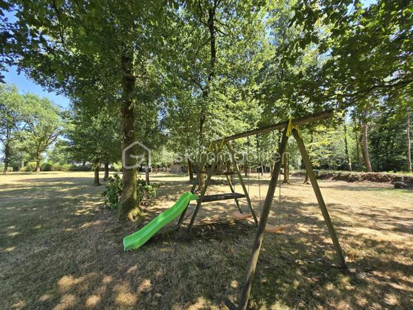 BSK IMMOBILIER – Alix Lagardère vous propose de découvrir cette magnifique maison familiale, construite en 2002, nichée dans un véritable écrin de verdure d'environ 5 500 m², à seulement 2 km du bourg de Languidic, une commune dynamique offrant toutes les commodités, écoles et commerces.

Dès l'entrée, vous serez séduits par une spacieuse pièce de vie baignée de lumière, grâce à ses nombreuses ouvertures sur le jardin. Elle accueille une cuisine aménagée et entièrement équipée, ouverte sur le séjour, agrémenté d'un poêle à bois. Le rez-de-chaussée comprend également une buanderie, un WC indépendant ainsi qu'une superbe suite parentale, récemment aménagée, offrant un dressing, une salle d'eau avec WC et un accès direct à la terrasse où vous profiterez d'un spa encastré, idéal pour des moments de détente en toute intimité.

À l'étage, l'espace nuit se compose de trois belles chambres, dont deux avec placards intégrés, d'une salle de bains, d'un WC indépendant ainsi que d'un grenier offrant un espace de rangement supplémentaire.

À l'extérieur, le charme opère immédiatement avec un magnifique parc arboré, véritable havre de paix, propice à la détente et aux loisirs. Vous bénéficierez également d'un garage, d'un double carport, d'un grand cabanon de jardin et d'une vaste terrasse parfaitement aménagée autour du spa.

Atout rare sur le secteur : le terrain est constructible et offre un fort potentiel d'aménagement. Il est notamment possible de détacher une parcelle d'environ 2 000 m², sous réserve des autorisations d'urbanisme en vigueur, permettant ainsi d'envisager un projet de construction, une revente de terrain ou un investissement patrimonial.

Une propriété rare sur le secteur, alliant confort, volumes, prestations de qualité et fort potentiel d'évolution. Une visite s'impose pour découvrir tous les atouts de ce bien d'exception !

Pour visiter et vous accompagner dans votre projet contactez Alix Lagardère !

Je réalise pour vous, gratuitement et sous 48h votre avis de valeur dans le cadre d’une succession ou de votre projet de vente ! Au plaisir de vous aider et vous accompagner personnellement dans votre projet immobilier !