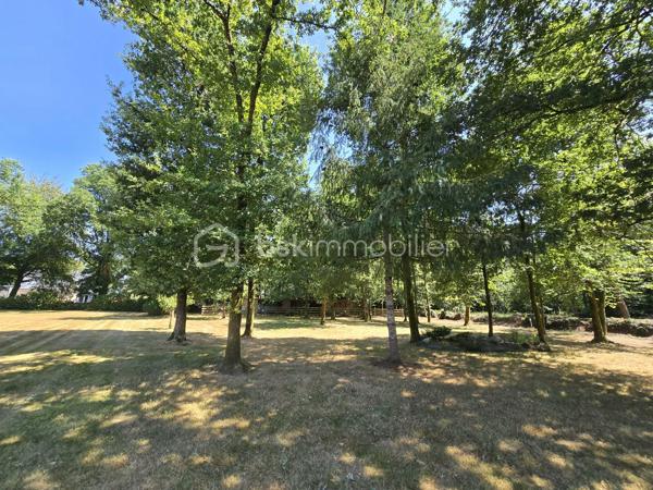 BSK IMMOBILIER – Alix Lagardère vous propose de découvrir cette magnifique maison familiale, construite en 2002, nichée dans un véritable écrin de verdure d'environ 5 500 m², à seulement 2 km du bourg de Languidic, une commune dynamique offrant toutes les commodités, écoles et commerces.

Dès l'entrée, vous serez séduits par une spacieuse pièce de vie baignée de lumière, grâce à ses nombreuses ouvertures sur le jardin. Elle accueille une cuisine aménagée et entièrement équipée, ouverte sur le séjour, agrémenté d'un poêle à bois. Le rez-de-chaussée comprend également une buanderie, un WC indépendant ainsi qu'une superbe suite parentale, récemment aménagée, offrant un dressing, une salle d'eau avec WC et un accès direct à la terrasse où vous profiterez d'un spa encastré, idéal pour des moments de détente en toute intimité.

À l'étage, l'espace nuit se compose de trois belles chambres, dont deux avec placards intégrés, d'une salle de bains, d'un WC indépendant ainsi que d'un grenier offrant un espace de rangement supplémentaire.

À l'extérieur, le charme opère immédiatement avec un magnifique parc arboré, véritable havre de paix, propice à la détente et aux loisirs. Vous bénéficierez également d'un garage, d'un double carport, d'un grand cabanon de jardin et d'une vaste terrasse parfaitement aménagée autour du spa.

Atout rare sur le secteur : le terrain est constructible et offre un fort potentiel d'aménagement. Il est notamment possible de détacher une parcelle d'environ 2 000 m², sous réserve des autorisations d'urbanisme en vigueur, permettant ainsi d'envisager un projet de construction, une revente de terrain ou un investissement patrimonial.

Une propriété rare sur le secteur, alliant confort, volumes, prestations de qualité et fort potentiel d'évolution. Une visite s'impose pour découvrir tous les atouts de ce bien d'exception !

Pour visiter et vous accompagner dans votre projet contactez Alix Lagardère !

Je réalise pour vous, gratuitement et sous 48h votre avis de valeur dans le cadre d’une succession ou de votre projet de vente ! Au plaisir de vous aider et vous accompagner personnellement dans votre projet immobilier !