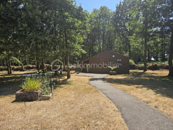 BSK IMMOBILIER – Alix Lagardère vous propose de découvrir cette magnifique maison familiale, construite en 2002, nichée dans un véritable écrin de verdure d'environ 5 500 m², à seulement 2 km du bourg de Languidic, une commune dynamique offrant toutes les commodités, écoles et commerces.

Dès l'entrée, vous serez séduits par une spacieuse pièce de vie baignée de lumière, grâce à ses nombreuses ouvertures sur le jardin. Elle accueille une cuisine aménagée et entièrement équipée, ouverte sur le séjour, agrémenté d'un poêle à bois. Le rez-de-chaussée comprend également une buanderie, un WC indépendant ainsi qu'une superbe suite parentale, récemment aménagée, offrant un dressing, une salle d'eau avec WC et un accès direct à la terrasse où vous profiterez d'un spa encastré, idéal pour des moments de détente en toute intimité.

À l'étage, l'espace nuit se compose de trois belles chambres, dont deux avec placards intégrés, d'une salle de bains, d'un WC indépendant ainsi que d'un grenier offrant un espace de rangement supplémentaire.

À l'extérieur, le charme opère immédiatement avec un magnifique parc arboré, véritable havre de paix, propice à la détente et aux loisirs. Vous bénéficierez également d'un garage, d'un double carport, d'un grand cabanon de jardin et d'une vaste terrasse parfaitement aménagée autour du spa.

Atout rare sur le secteur : le terrain est constructible et offre un fort potentiel d'aménagement. Il est notamment possible de détacher une parcelle d'environ 2 000 m², sous réserve des autorisations d'urbanisme en vigueur, permettant ainsi d'envisager un projet de construction, une revente de terrain ou un investissement patrimonial.

Une propriété rare sur le secteur, alliant confort, volumes, prestations de qualité et fort potentiel d'évolution. Une visite s'impose pour découvrir tous les atouts de ce bien d'exception !

Pour visiter et vous accompagner dans votre projet contactez Alix Lagardère !

Je réalise pour vous, gratuitement et sous 48h votre avis de valeur dans le cadre d’une succession ou de votre projet de vente ! Au plaisir de vous aider et vous accompagner personnellement dans votre projet immobilier !