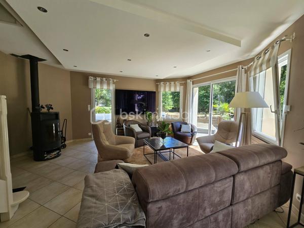BSK IMMOBILIER – Alix Lagardère vous propose de découvrir cette magnifique maison familiale, construite en 2002, nichée dans un véritable écrin de verdure d'environ 5 500 m², à seulement 2 km du bourg de Languidic, une commune dynamique offrant toutes les commodités, écoles et commerces.

Dès l'entrée, vous serez séduits par une spacieuse pièce de vie baignée de lumière, grâce à ses nombreuses ouvertures sur le jardin. Elle accueille une cuisine aménagée et entièrement équipée, ouverte sur le séjour, agrémenté d'un poêle à bois. Le rez-de-chaussée comprend également une buanderie, un WC indépendant ainsi qu'une superbe suite parentale, récemment aménagée, offrant un dressing, une salle d'eau avec WC et un accès direct à la terrasse où vous profiterez d'un spa encastré, idéal pour des moments de détente en toute intimité.

À l'étage, l'espace nuit se compose de trois belles chambres, dont deux avec placards intégrés, d'une salle de bains, d'un WC indépendant ainsi que d'un grenier offrant un espace de rangement supplémentaire.

À l'extérieur, le charme opère immédiatement avec un magnifique parc arboré, véritable havre de paix, propice à la détente et aux loisirs. Vous bénéficierez également d'un garage, d'un double carport, d'un grand cabanon de jardin et d'une vaste terrasse parfaitement aménagée autour du spa.

Atout rare sur le secteur : le terrain est constructible et offre un fort potentiel d'aménagement. Il est notamment possible de détacher une parcelle d'environ 2 000 m², sous réserve des autorisations d'urbanisme en vigueur, permettant ainsi d'envisager un projet de construction, une revente de terrain ou un investissement patrimonial.

Une propriété rare sur le secteur, alliant confort, volumes, prestations de qualité et fort potentiel d'évolution. Une visite s'impose pour découvrir tous les atouts de ce bien d'exception !

Pour visiter et vous accompagner dans votre projet contactez Alix Lagardère !

Je réalise pour vous, gratuitement et sous 48h votre avis de valeur dans le cadre d’une succession ou de votre projet de vente ! Au plaisir de vous aider et vous accompagner personnellement dans votre projet immobilier !