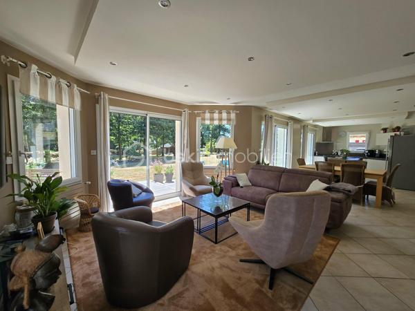 BSK IMMOBILIER – Alix Lagardère vous propose de découvrir cette magnifique maison familiale, construite en 2002, nichée dans un véritable écrin de verdure d'environ 5 500 m², à seulement 2 km du bourg de Languidic, une commune dynamique offrant toutes les commodités, écoles et commerces.

Dès l'entrée, vous serez séduits par une spacieuse pièce de vie baignée de lumière, grâce à ses nombreuses ouvertures sur le jardin. Elle accueille une cuisine aménagée et entièrement équipée, ouverte sur le séjour, agrémenté d'un poêle à bois. Le rez-de-chaussée comprend également une buanderie, un WC indépendant ainsi qu'une superbe suite parentale, récemment aménagée, offrant un dressing, une salle d'eau avec WC et un accès direct à la terrasse où vous profiterez d'un spa encastré, idéal pour des moments de détente en toute intimité.

À l'étage, l'espace nuit se compose de trois belles chambres, dont deux avec placards intégrés, d'une salle de bains, d'un WC indépendant ainsi que d'un grenier offrant un espace de rangement supplémentaire.

À l'extérieur, le charme opère immédiatement avec un magnifique parc arboré, véritable havre de paix, propice à la détente et aux loisirs. Vous bénéficierez également d'un garage, d'un double carport, d'un grand cabanon de jardin et d'une vaste terrasse parfaitement aménagée autour du spa.

Atout rare sur le secteur : le terrain est constructible et offre un fort potentiel d'aménagement. Il est notamment possible de détacher une parcelle d'environ 2 000 m², sous réserve des autorisations d'urbanisme en vigueur, permettant ainsi d'envisager un projet de construction, une revente de terrain ou un investissement patrimonial.

Une propriété rare sur le secteur, alliant confort, volumes, prestations de qualité et fort potentiel d'évolution. Une visite s'impose pour découvrir tous les atouts de ce bien d'exception !

Pour visiter et vous accompagner dans votre projet contactez Alix Lagardère !

Je réalise pour vous, gratuitement et sous 48h votre avis de valeur dans le cadre d’une succession ou de votre projet de vente ! Au plaisir de vous aider et vous accompagner personnellement dans votre projet immobilier !