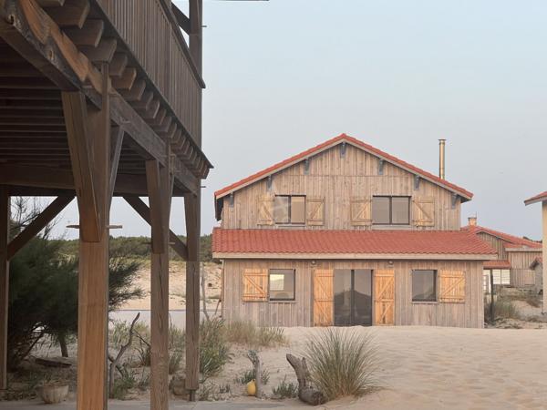 Une maison posée sur la dune, face à l’infini.