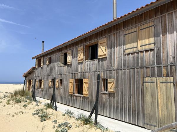 Une maison posée sur la dune, face à l’infini.