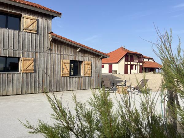 Une maison posée sur la dune, face à l’infini.
