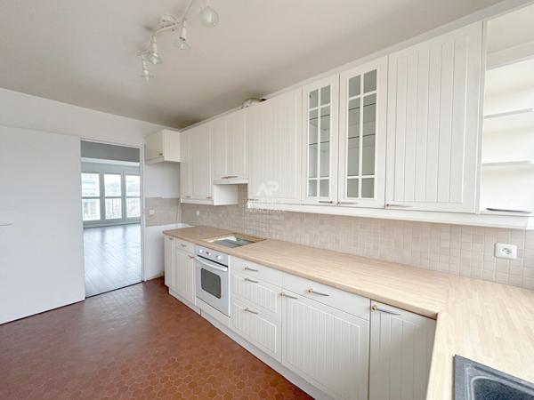 Chaville - Atrium - 4 pièces traversant avec balcon €350 000 ** - Référence 659-C