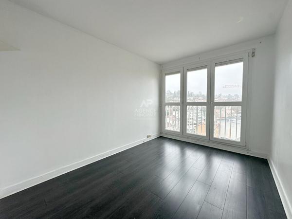 Chaville - Atrium - 4 pièces traversant avec balcon €350 000 ** - Référence 659-C