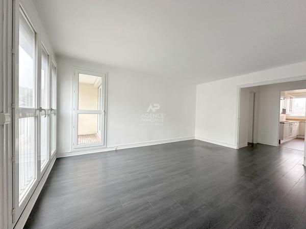 Chaville - Atrium - 4 pièces traversant avec balcon €350 000 ** - Référence 659-C