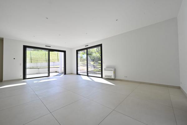 Maison contemporaine sur  sous-sol, trois chambres à Saintes