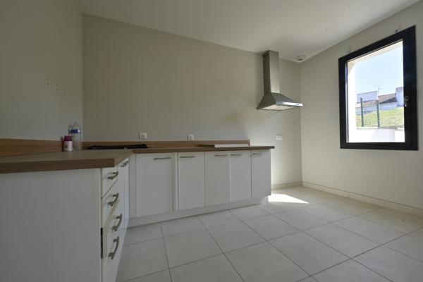 Maison contemporaine sur  sous-sol, trois chambres à Saintes