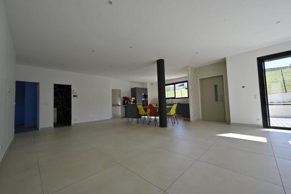 Maison contemporaine sur  sous-sol, trois chambres à Saintes